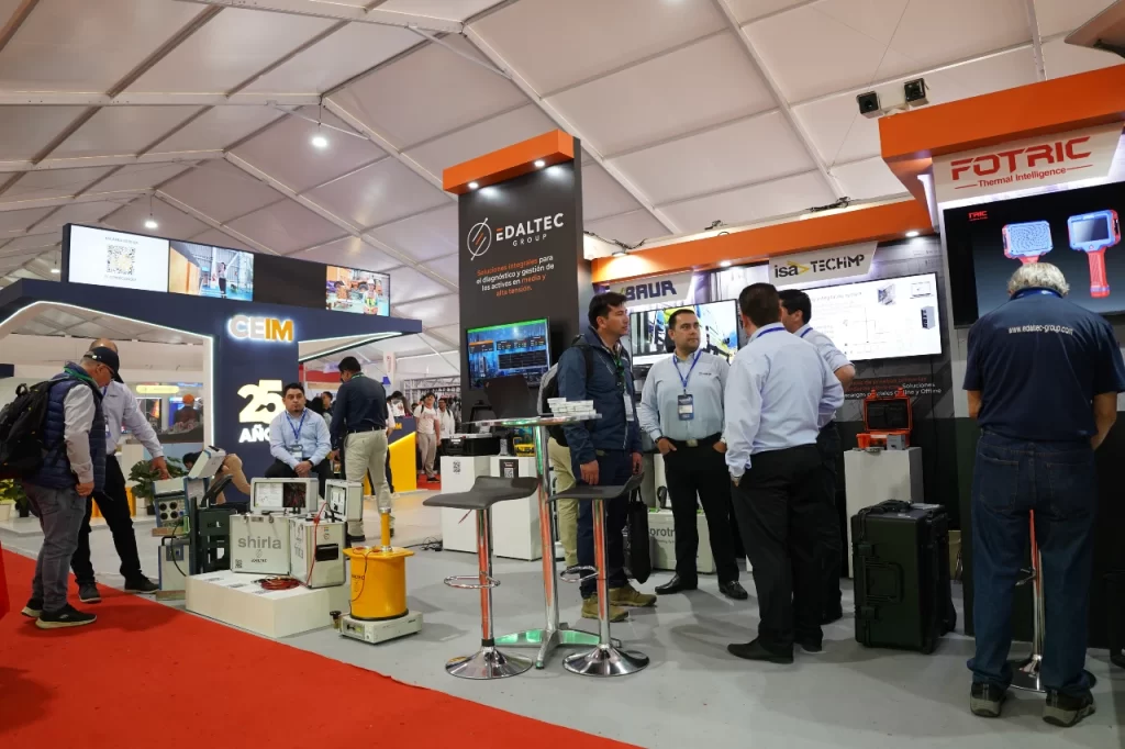 Exposición de diversos productos eléctricos y soluciones tecnológicas.
